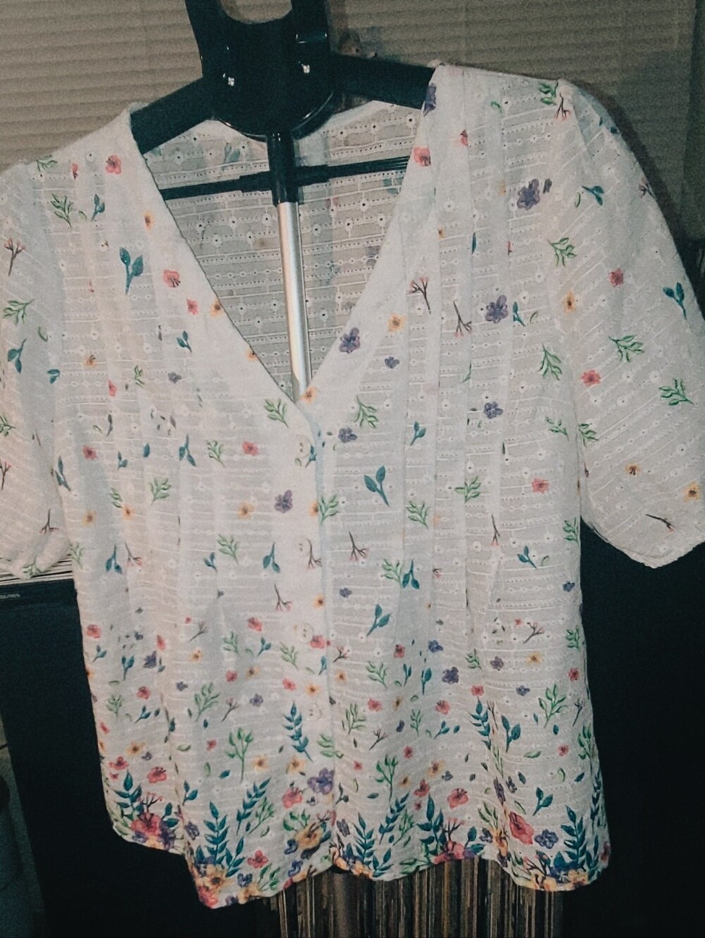✨ Solitaire Ditsy Floral Embroidered Eyelet V-Neck Button-Front Blouse M